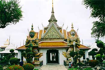Puerta de acceso a recinto religioso, Tailandia