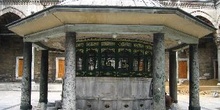 Fuente para lavar los pies en la entrada de Bayecid Camii, Estam