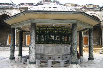 Fuente para lavar los pies en la entrada de Bayecid Camii, Estam