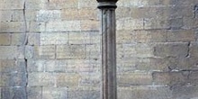 Columna con crucifijo