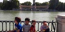 MONTAMOS EN LA BARCA DEL PARQUE DEL RETIRO  