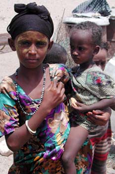 Niño en brazos, Rep. de Djibouti, áfrica