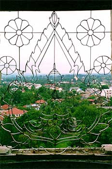 Detalle de decoración de verja en Patuxai. Vientiane