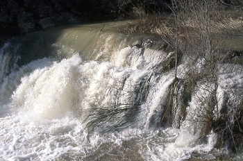 Salto de agua en un río del Barranco de Gorgonchón, Huesca