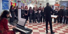 Actuación de grupo de coro durante los actos en Madrid del Proyecto Erasmus+ sobre el Metaverso