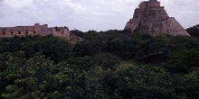 Vista de la Pirámide del Adivino y el Cuadrángulo de las Monjas,