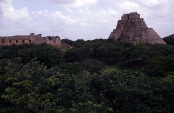 Vista de la Pirámide del Adivino y el Cuadrángulo de las Monjas,
