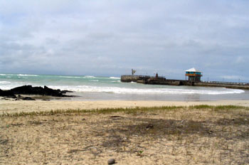 Playa y muelle en Puerto  Villamil en la Isla Isabela, Ecuador