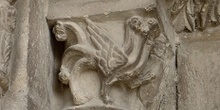 Capitel con imagen de un dragón apocalíptico.