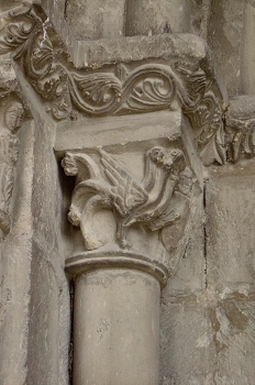 Capitel con imagen de un dragón apocalíptico.