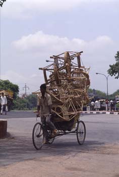 Transporte de muebles de mimbre en un rickshaw, Delhi, India