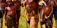 Hombre a punto de usar lanza, Irian Jaya, Indonesia
