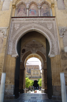Portada con Patio de los Naranjos al fondo, Mezquita de Córdoba,