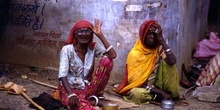 Dos mujeres en la calle de acceso al Templo de Brahma, Pushkar,