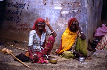 Dos mujeres en la calle de acceso al Templo de Brahma, Pushkar,