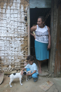 Mujer y niño en la puerta, Quilombo, Sao Paulo, Brasil