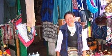 Vendedora de ropa en Namche Bazaar