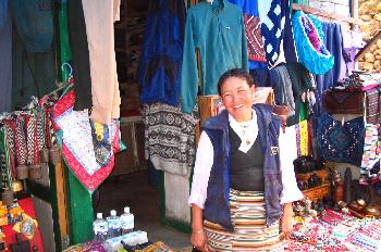 Vendedora de ropa en Namche Bazaar