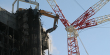 Grúa que ha demolido el edificio Windsor, en acción en la cima d