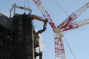 Grúa que ha demolido el edificio Windsor, en acción en la cima d