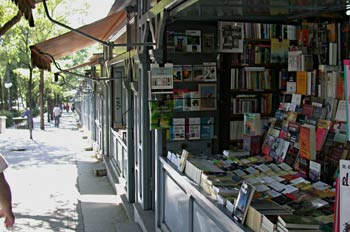Caseta con venta de libros