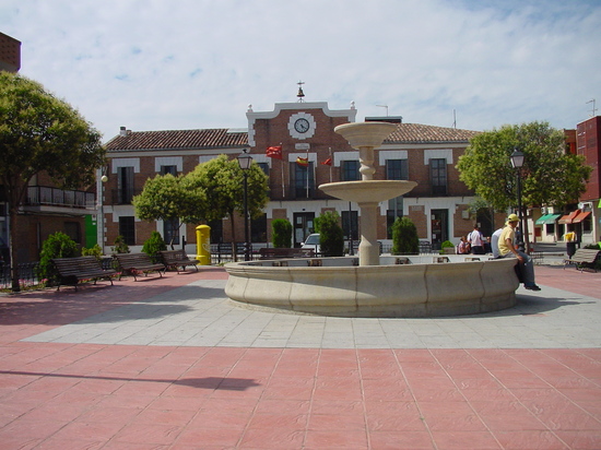 Plaza con fuente y Ayuntamiento en Paracuellos del Jarama