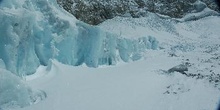 Paredes de hielo en glaciar