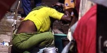 Mujer aseándose en la calle, Calcuta, India