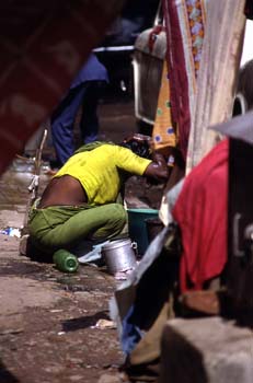 Mujer aseándose en la calle, Calcuta, India