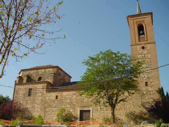 Vista lateral de iglesia en Las Rozas