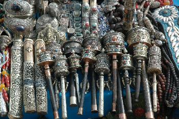 Artefactos religiosos en un templo hinduista, Katmandú, Nepal