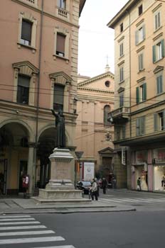 Piazza Bassi, Bolonia