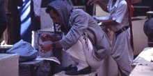 Hombre en un quiosco de comidas, Yemen