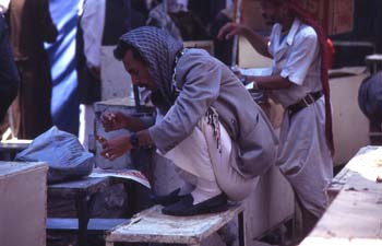 Hombre en un quiosco de comidas, Yemen