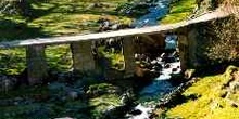 Puente sobre un riachuelo en la ladera del Monte Toubkal, Marrue