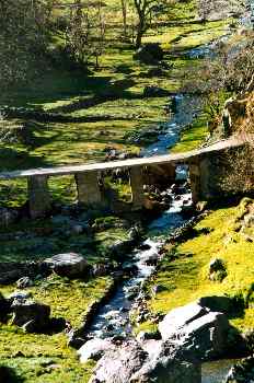 Puente sobre un riachuelo en la ladera del Monte Toubkal, Marrue