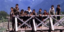 Grupo de niños en un puente sobre el río, Jammu y Cachemira, Ind