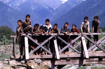 Grupo de niños en un puente sobre el río, Jammu y Cachemira, Ind