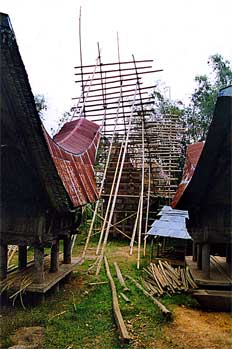 Proceso de construcción de una casa Toraja, Sulawesi, Indonesia
