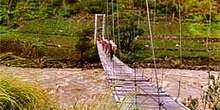 Puente moderno con cables, Irian Jaya, Indonesia