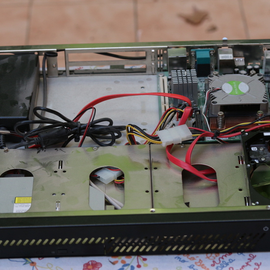 Ordenador servidor de 1U (una unidad de altura) para rack de 19 pulgadas