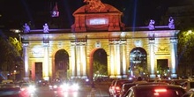 Iluminación de la Puerta de Alcalá con motivo de la Boda Real