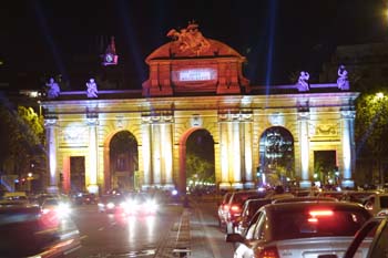 Iluminación de la Puerta de Alcalá con motivo de la Boda Real