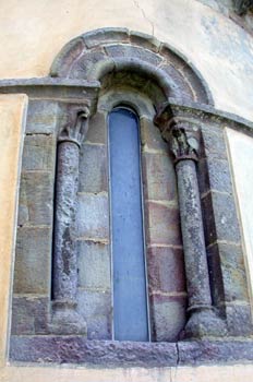 Ventana con columnas adosadas