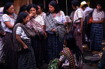 Grupo de mujeres en el mercado de Santiago Atitlán, Guatemala