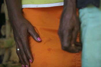 Detalle de manos de dos mujeres de Quilombo, Sao Paulo, Brasil