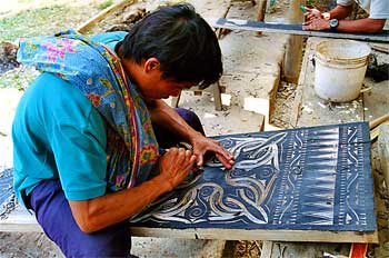 Tallador de madera, elementos culturales Toraja en madera, Sulaw