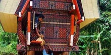 Proceso de llenado de un silo Toraja, Sulawesi, Indonesia