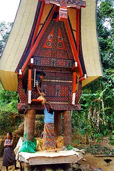 Proceso de llenado de un silo Toraja, Sulawesi, Indonesia