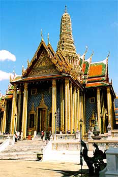 Vista lateral de edificio con planta de cruz, Bangkok, Tailandia